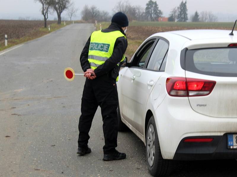 Kontrola Policie ČR na hranici okresu Nymburk.