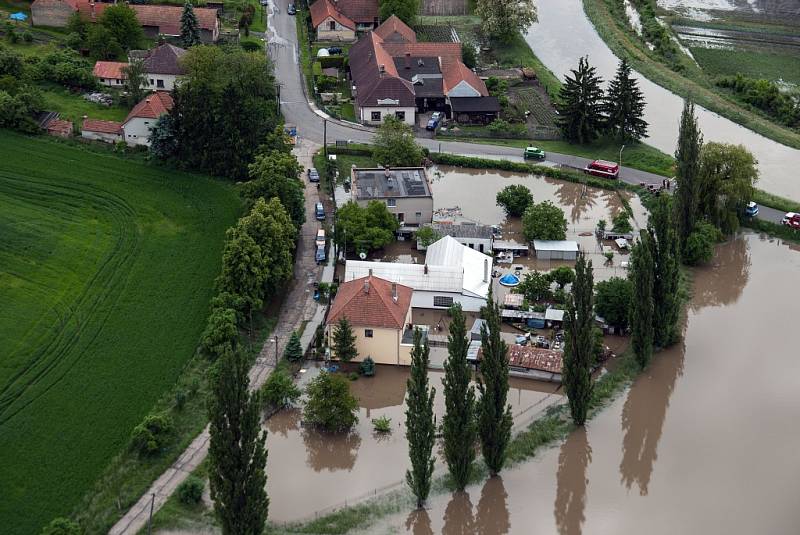 Letecký snímky povodně na Nymbursku v roce 2013: Křinec, Zábrdovice.