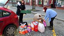 Loňská sbírka na nymburské radnici a převzetí darovaných věcí zástupkyní depozita Catky.