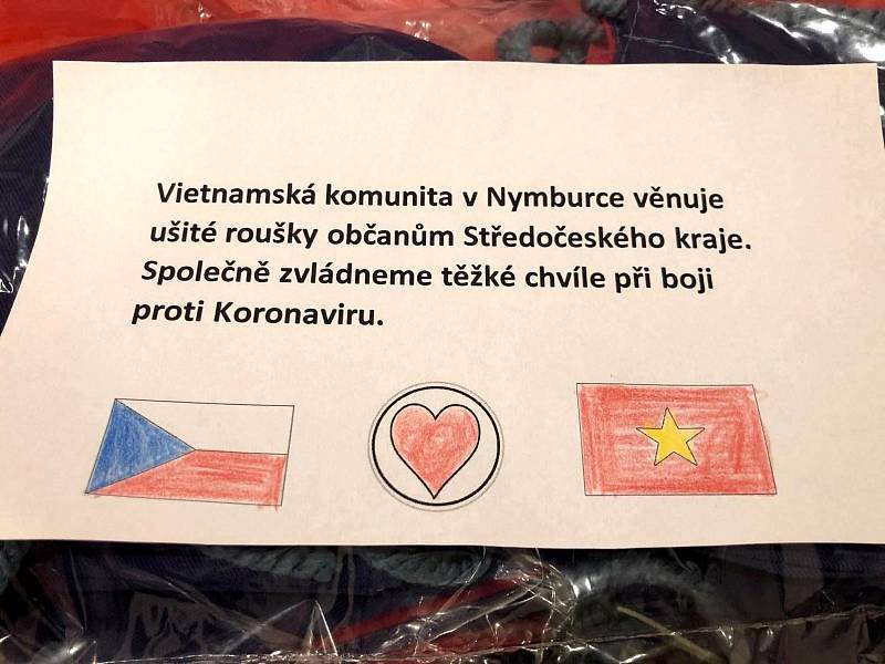 Vietnamská komunita předala na radnici 500 kusů vyrobených roušek.