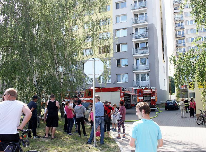 Před panelákem několik desítek minut po požáru. To ještě nikdo nevěděl o obětech uvnitř bytu.