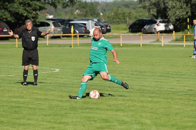 Z fotbalového utkání okresního přeboru Přerov nad Labem - Všejany (3:2)