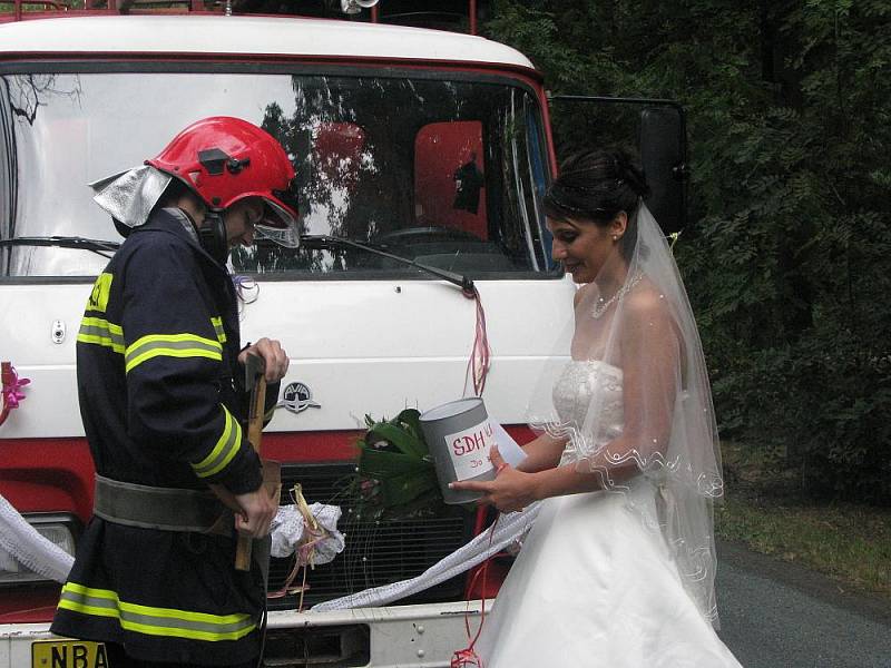 Novomanželé Pudilovi si svatbu užili i s hasičským překvapením. 