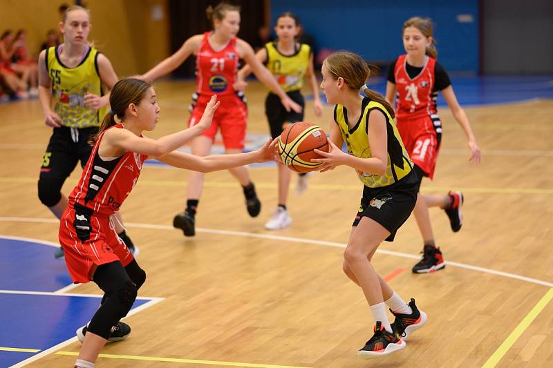 Z basketbalového utkání Středočeského přeboru starších minižákyň U13 Sadská - Mladá Boleslav (119:12)