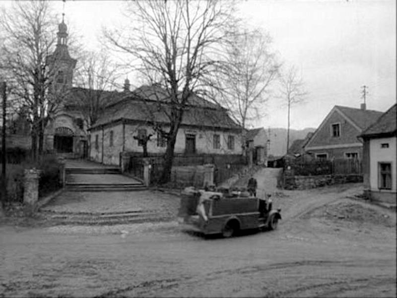 Záběr z Loděnice ve filmu Ostře sledované vlaky.