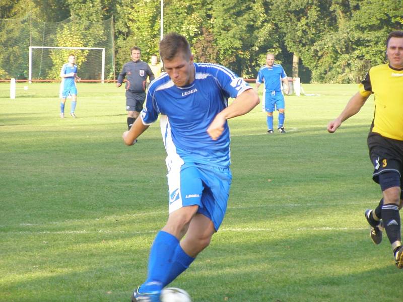 Z fotbalového utkání okresního přeboru Městec Králové - Slovan Poděbrady (2:1)