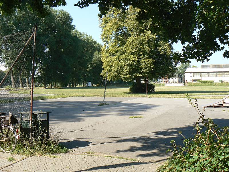 Stávající stav skateparku a sousedního asfaltového hřiště Na Hasičárně.