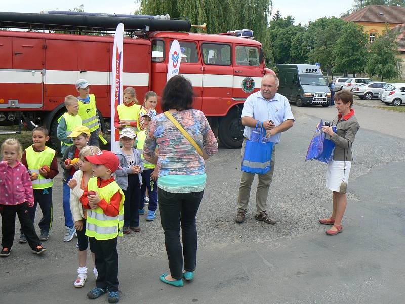 Při dopravní akci asistovaly děti z Kostelní Lhoty