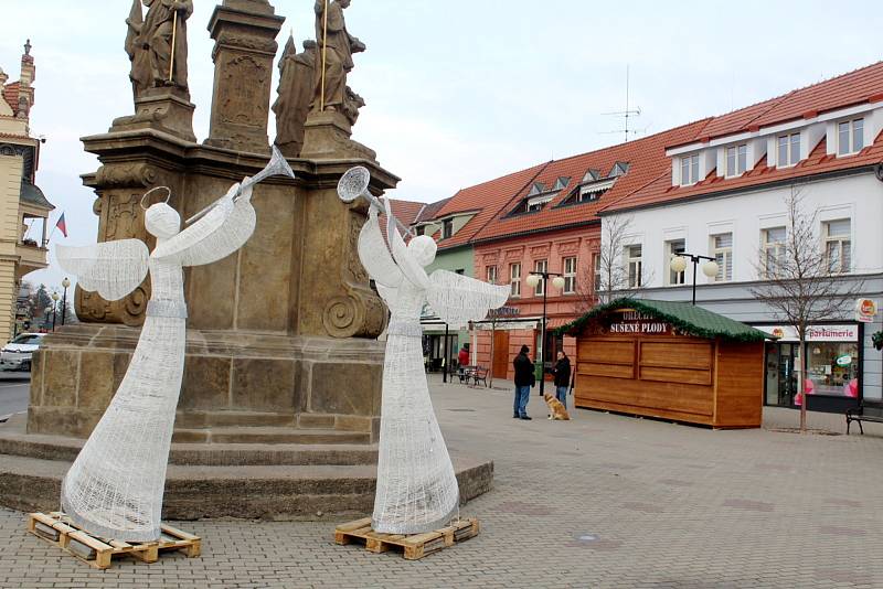 Výzdoba na Jiřího náměstí včetně nových stánků. Ty by měly začít nabízet zboží příští víkend.