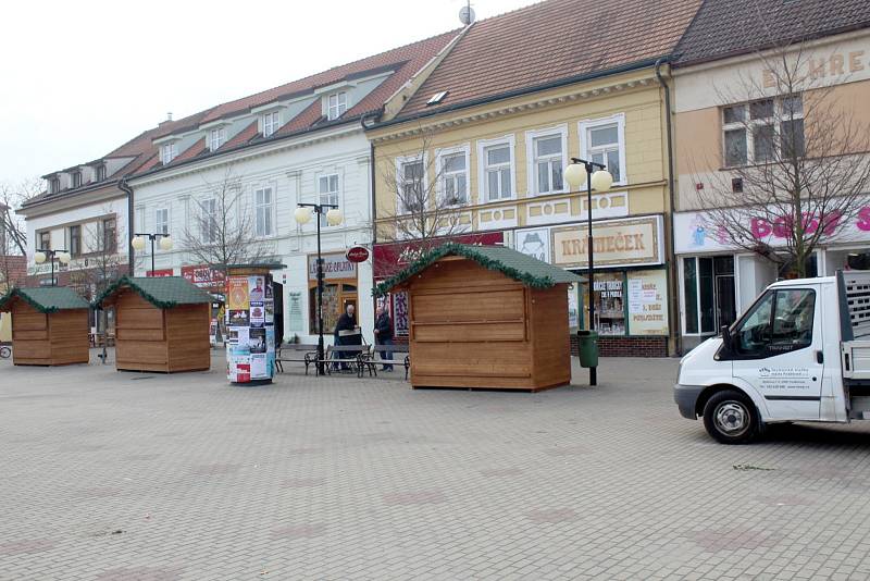 Výzdoba na Jiřího náměstí včetně nových stánků. Ty by měly začít nabízet zboží příští víkend.