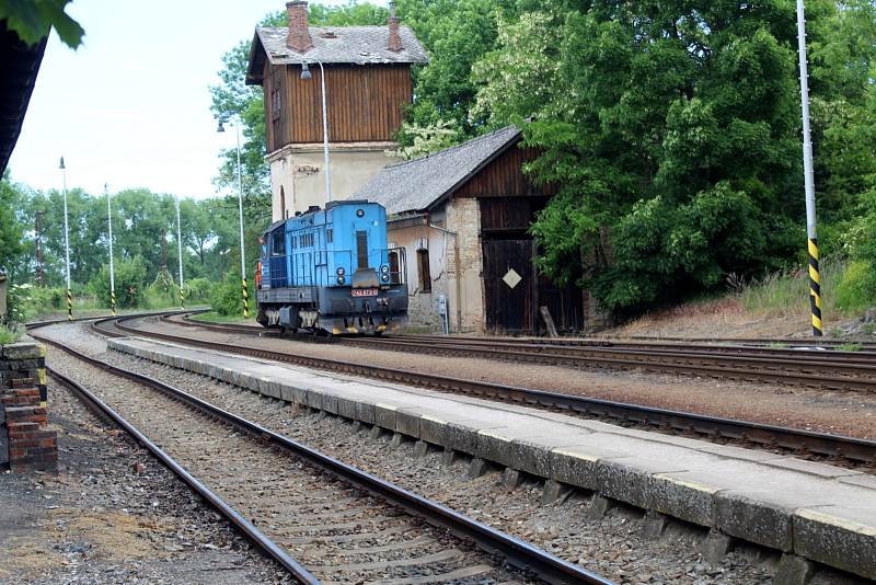 Starostové a zástupci místních akčních skupin se sešli na křineckém nádraží, kde podepsali nesouhlas s rušením tratě. Pak celou trasu projeli.