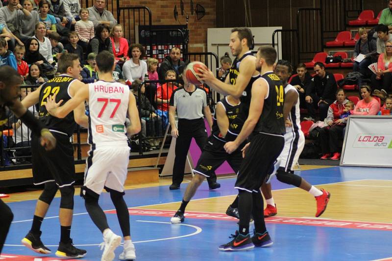 Z basketbalového utkání Ligy mistrů Nymburk - Oostende (86:72)