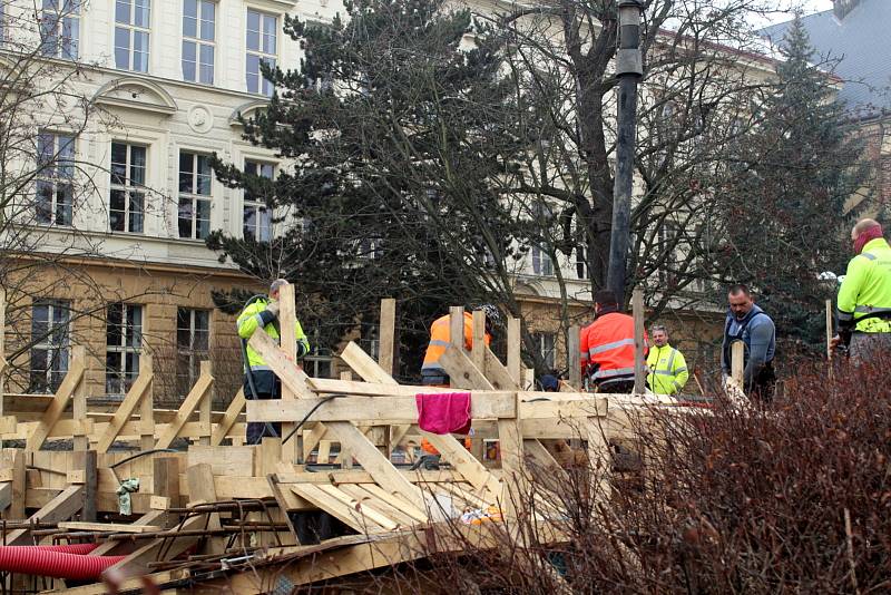 Ve čtvrtek před polednem jsme s naším objektivem vyfotili práce nad parkovištěm u Labe, kde z obřích míchaček a jejich hadic tekl beton do připravené konstrukce.