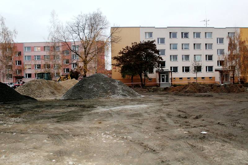 Druhá etapa revitalizace jankovického sídliště je v plném proudu a souběžně probíhá výstavba nového hřiště v severní části.