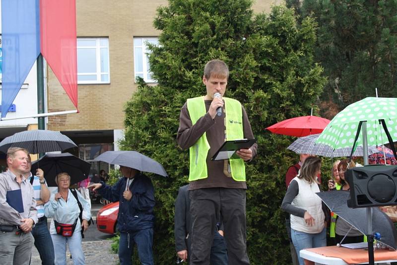 Demonstrace proti zinkovně AZOS na Zálabí.