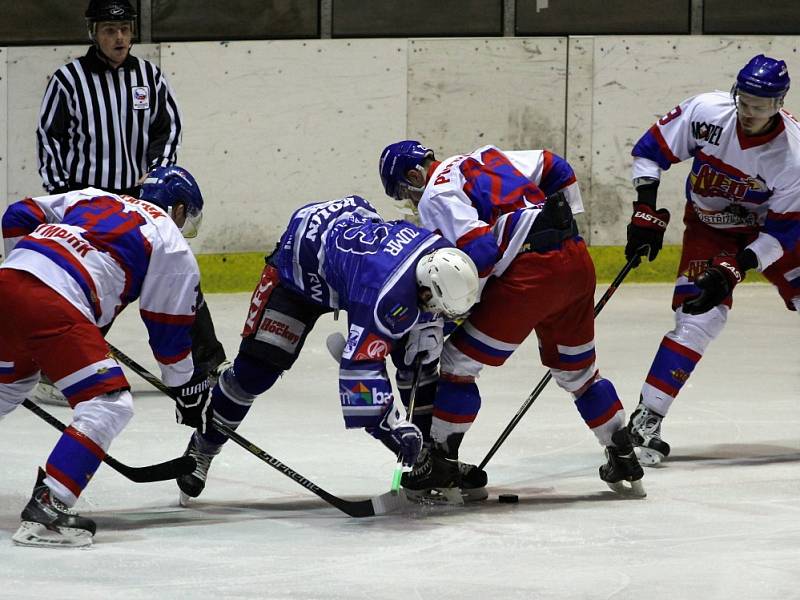 Nymburk (v bílém) senzačně doma v derby přehrál první Kolín 4:3. 