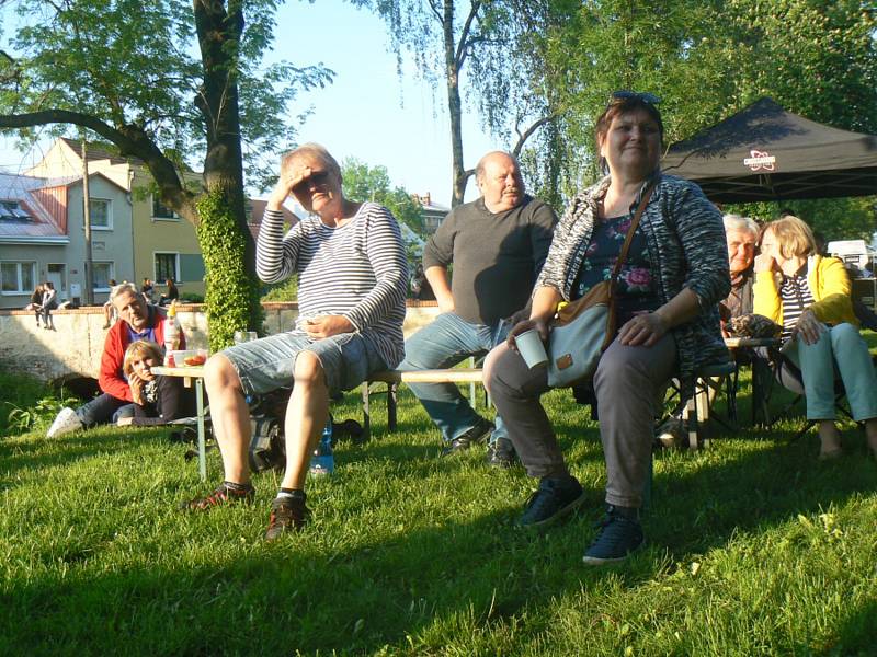 Folkový festival potěšil pod vodárnou.