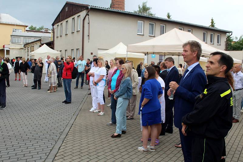 Oslavy 140 let existence nymburské nemocnice vypukly ve čtvrtek dvě hodiny po poledni přímo v nemocničním areálu.