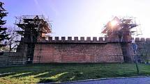 Město nechalo opravit dvě věže, které jsou součástí hradeb nad parkem u Labe. Práce spočívaly ve výměně střešní krytiny a prověření konstrukce krovu.