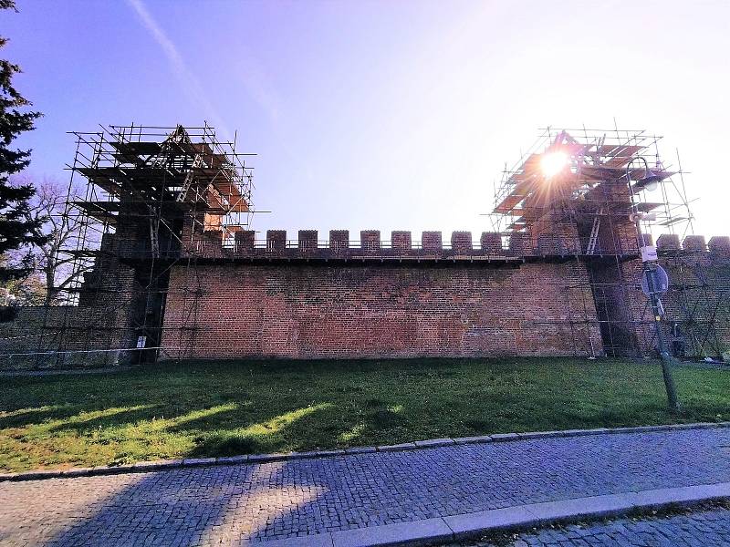 Město nechalo opravit dvě věže, které jsou součástí hradeb nad parkem u Labe. Práce spočívaly ve výměně střešní krytiny a prověření konstrukce krovu.