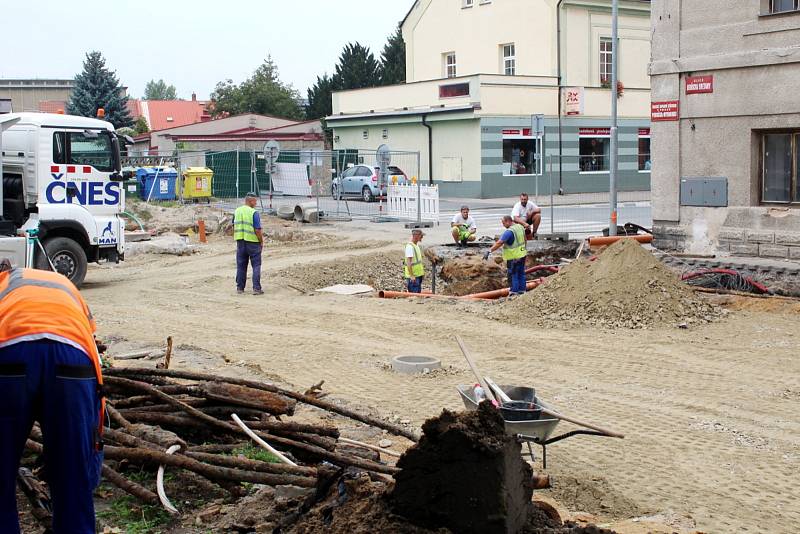Stavební práce na druhém kruhovém objezdu u budovy ředitelství Policie ČR v Nymburce.