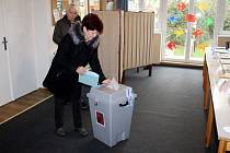 Úderem páteční druhé odpolední se otevřely volební místnosti také na Nymbursku. Zhruba tři desítky voličů čekaly už před otevřením u skautské vily Tortuga na Zálabí.