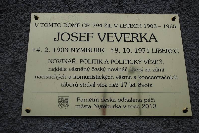 Odhalení pamětní desky Josefu Veverkovi v Jičínské ulici v Nymburce