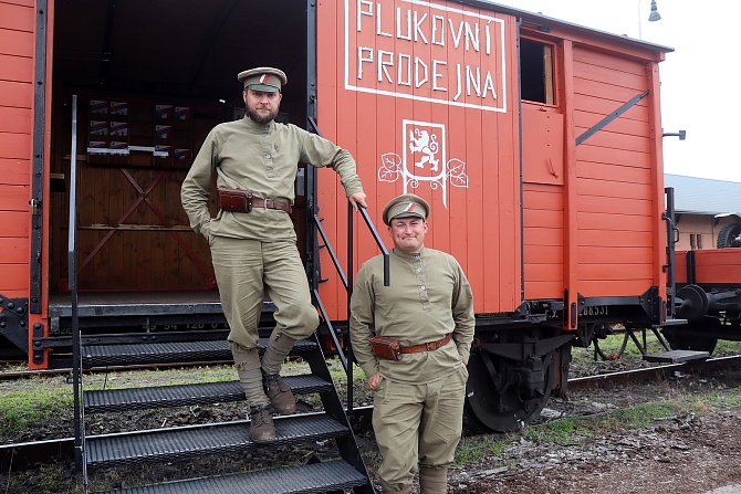 Celkem 14 vagónů, které jsou věrnou kopií vlaku, jímž před 100 lety putovali legionáři, dorazí a pro veřejnost se otevře dnes na železniční stanici Nymburk město.