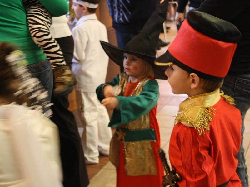 Ples jako z pohádky v Městci vedli oba králíci z klobouku.