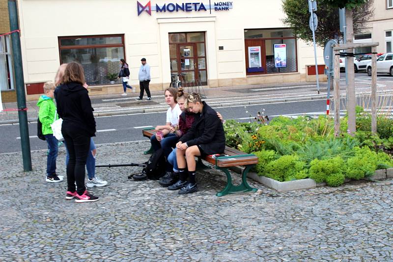 Ráno prvního školního dne  v Nymburce jakoby jasně dávalo najevo, že bezstarostné teplé léto skončilo a přišly časy vážnější, spojené s povinnostmi a tudíž ne až tak radostné.