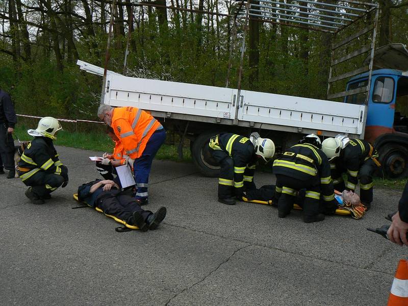 Cvičení simulující nehodu autobusu převážejícího vězně