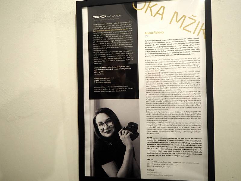 Výstava divadelních fotografií autorky Adély Fialové s názvem Oka Mžik v Polabském muzeum v Poděbradech.