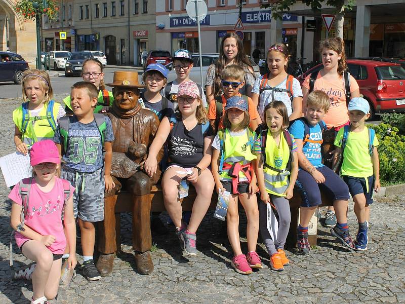 Děti se vydaly po stopách Bohumila Hrabala i se spisovatelem Janem Řehounkem.