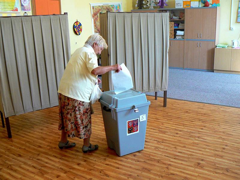 Volby na ZŠ Tyršova v Nymburce.
