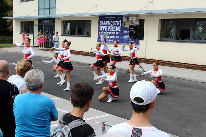 Ze slavnostního otevření sportovní haly v Poděbradech.