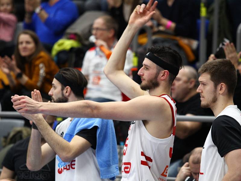 Z basketbalového utkání Ligy mistrů Nymburk - Peristeri (84:72)