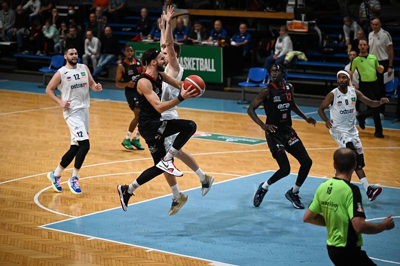 Z basketbalového utkání Kooperativa NBL Ostrava - Nymburk (75:101)