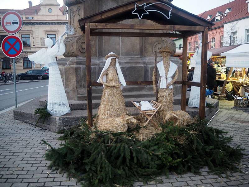 Podobně jako na jiných místech došlo i na poděbradském náměstí Jiřího v neděli 27. listopadu ke slavnostnímu rozsvícení vánočního stromu.