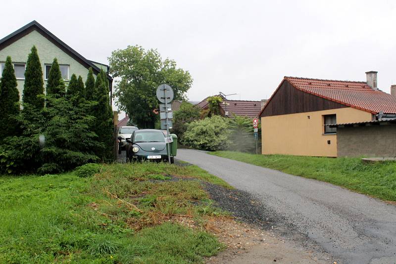 Drahelickou ulice Na Tržišti a park vedle zadního vchodu u hřbitova oživí výsadba listnatých stromů ještě letos.