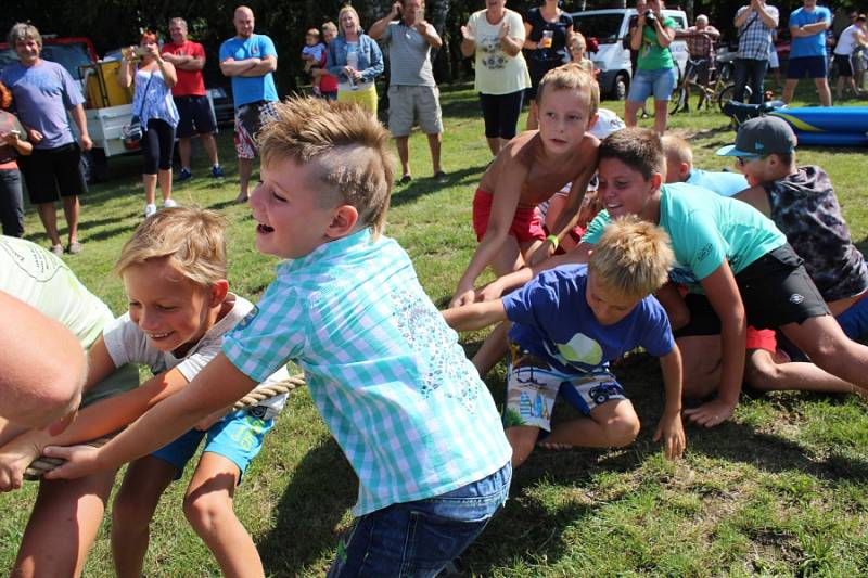 Sokolečská lávka v režii místních sokolů a dobrovolných hasičů přinesla báječnou zábavu.