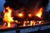 Požár v Nymburku: Halu na sídlišti někdo úmyslně zapálil, uvedli hasiči