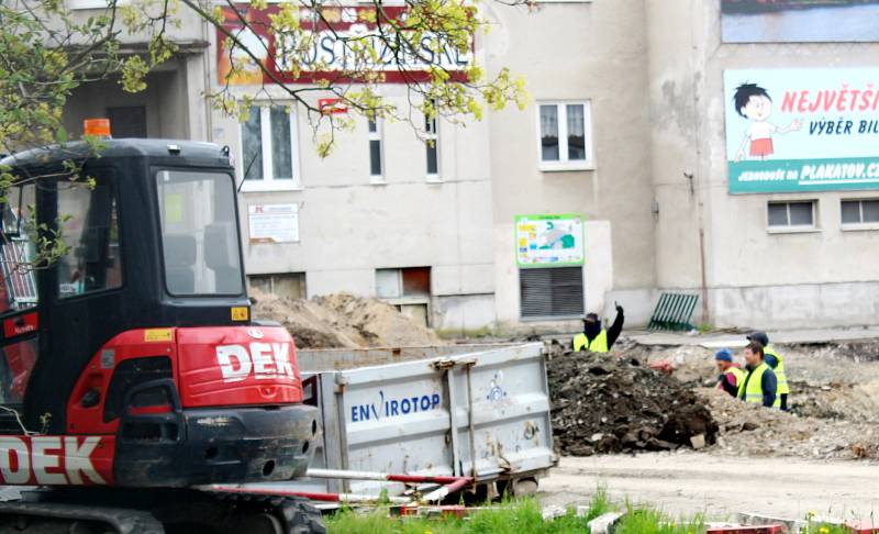 Problémy se stavbou dvou kruhových objezdů u nemocnice v Nymburce neberou konce.