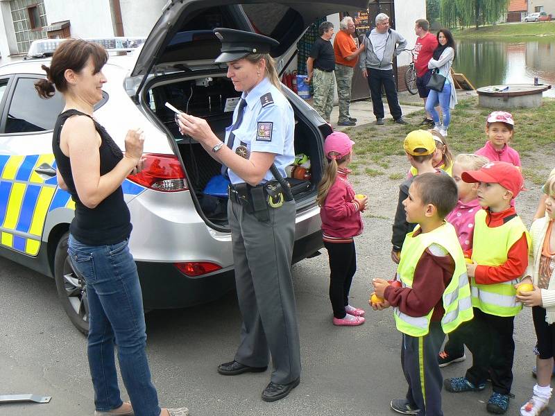 Při dopravní akci asistovaly děti z Kostelní Lhoty