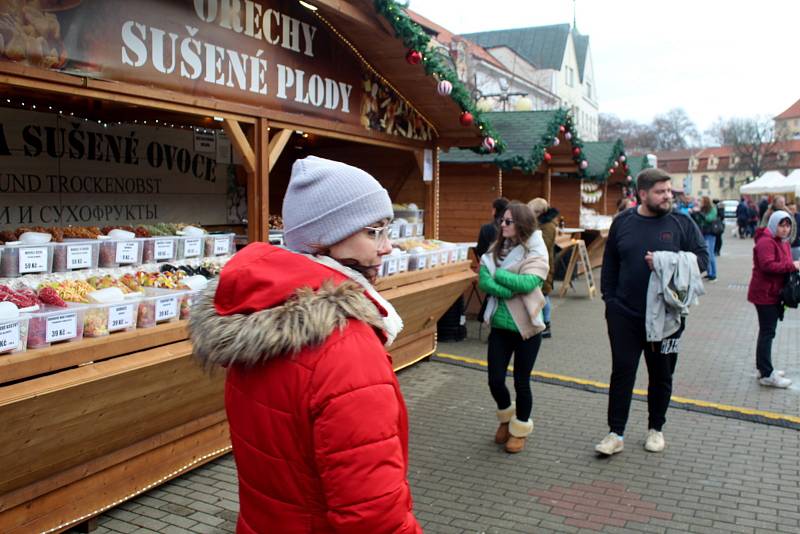 První adventní trhy v našem regionu začaly v sobotu dopoledne na Jiřího náměstí v Poděbradech.