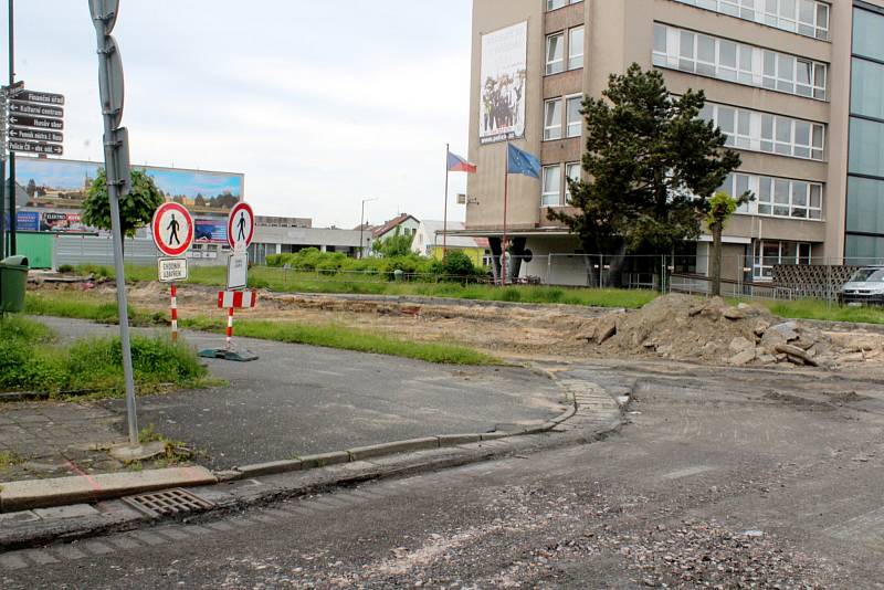 Práce na stavbě druhého kruhového objezdu už 10 dnů stojí.