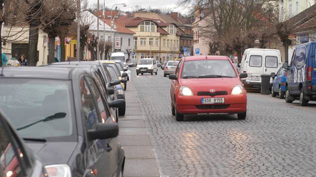 Kritika nového systému placeného parkování v Lysé nad Labem se nadále stupňuje. Už běží i petiční akce.