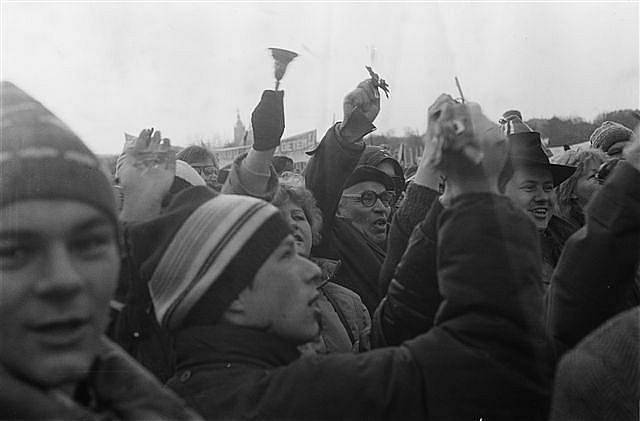 Starému režimu je odzvoněno! Listopadová demonstrace 1989 v Praze. 
