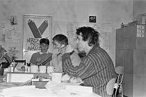 Jan Bubeník, Šimon Pánek a Martin Mejstřík v hlavním stanu stávkujících studentů v Praze, Řetězové ulici. Konec roku 1989. 