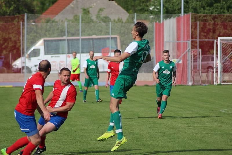 Z fotbalového utkání I.B třídy Pátek - Sadská (1:0)