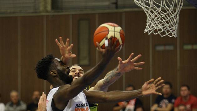 Z basketbalového utkání Ligy mistrů Nymburk - Aris Soluň (87:79)